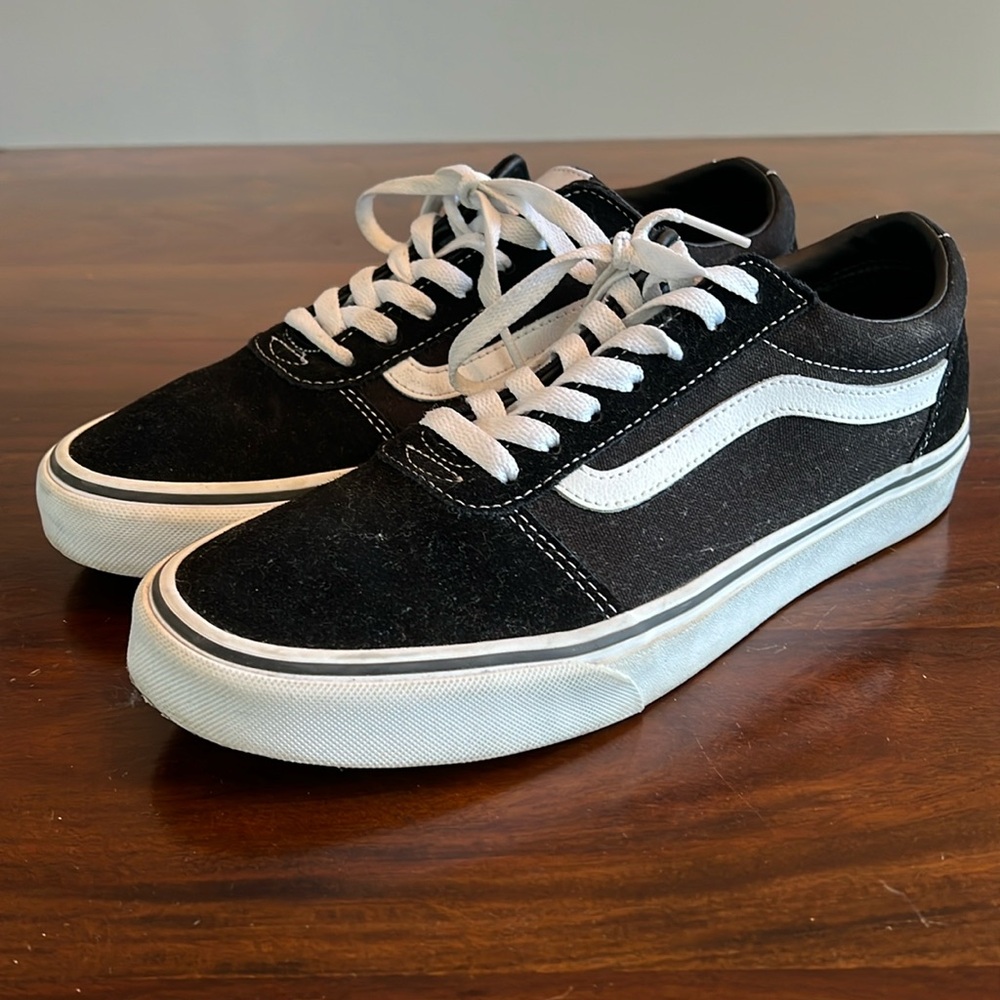 Worn once men’s black and white vans! GREAT CONDITION